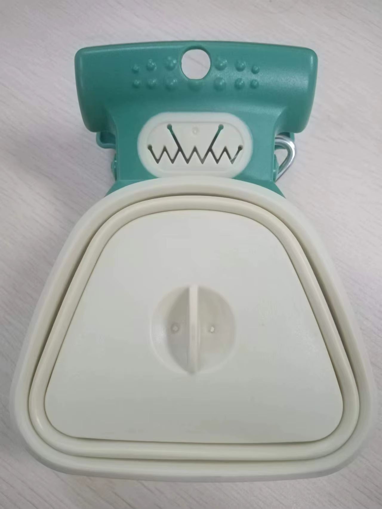 Effortless Cleanup with Our Portable Pooper Scooper - Perfect for Large and Small Dogs on the Go!